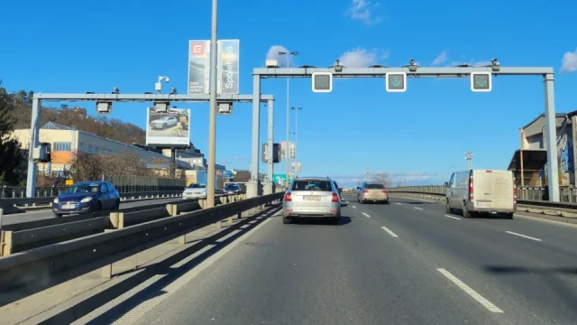 Řidiči v Praze mají velkou výhodu. Přesně vědí, které kamery hlídají rychlost nebo červenou