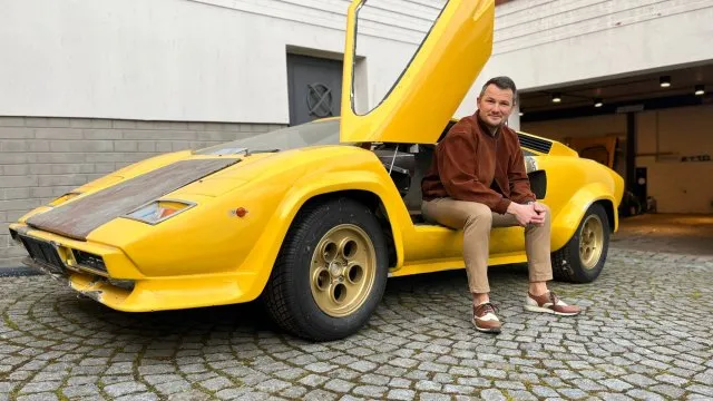 Světla lze měnit podle nálady, říká majitel unikátní slovenské repliky Lamborghini Countach. Nyní je na prodej