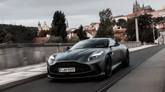 Má pár dětských nemocí a stojí jako byt v Praze. Přesto je Aston Martin DB12 automobilovým skvostem