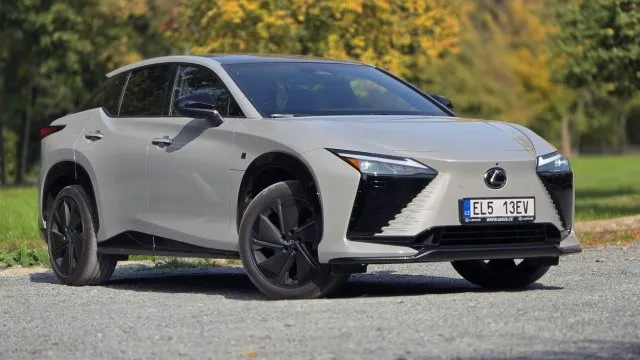 Tady za deset dvě nefunguje. Lexus RZ 550e F Sport nabízí závodní řízení i svezení