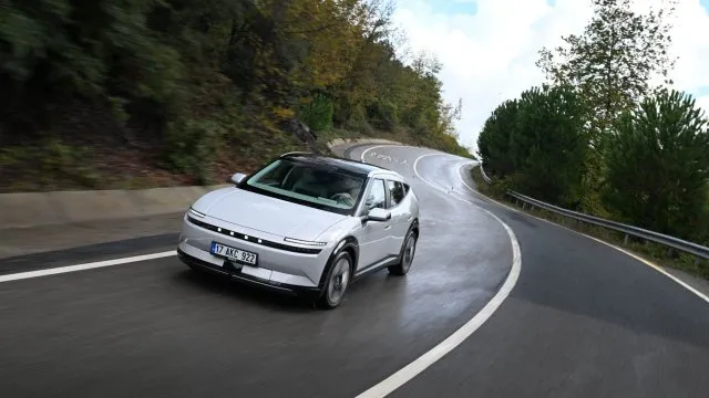 Poprvé za volantem největšího rivala Škody Epiq. Hyundai z Turecka zaujme spotřebou i komfortem