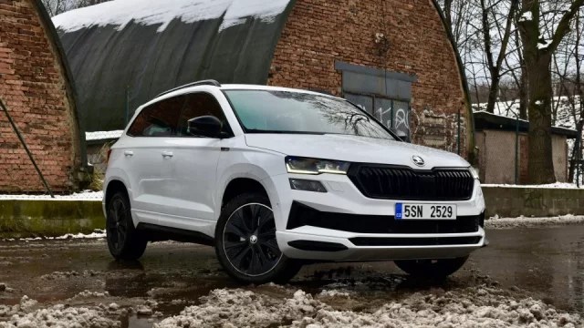 Komentář: Nezisková elektromobilita nutí automobilky měnit plány. Škoda chce zachránit spalovací SUV