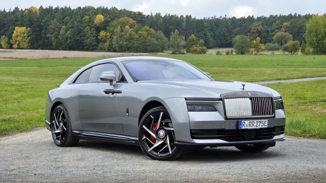 Jaké to bude, až pod stromečkem najdete klíčky od Rolls-Royce Spectre Black Badge