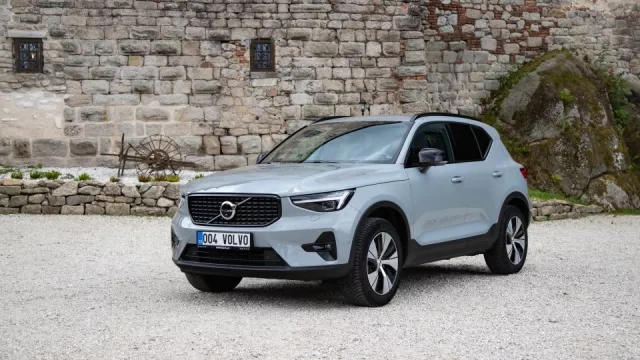 Volvo XC40 je jedno z posledních normálních aut. Pár much se na něm ale přeci jen najde