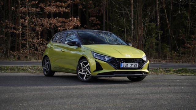 Hyundai i20 připomíná, proč v Evropě milujeme hatchbacky. Umí ale nemile překvapit cenou