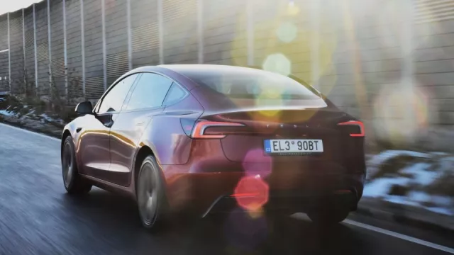 Vylepšená Tesla Model 3 vyšlapává cestu do budoucna i slepé uličky. Řidiče neposlouchá a šikanuje ho