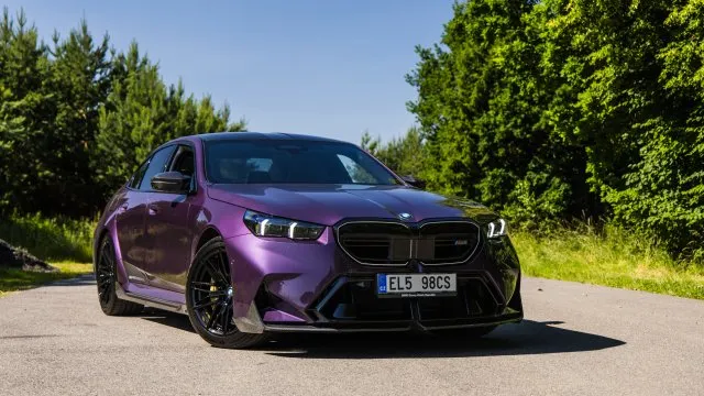 I s 2,5 tunami je nejnovější BMW M5 drtivě rychlé. Na okreskách si na jeho potenciál ani nesáhnete