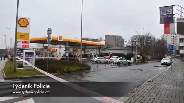 Zloději se zbraní chtěli ukrást auto. Spolujezdkyně jej ubránila francouzskými holemi