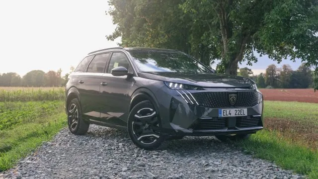 Nabídne sedm míst a dojede přes 400 kilometrů. Ani s velkou baterií ale není pro cestování ideální