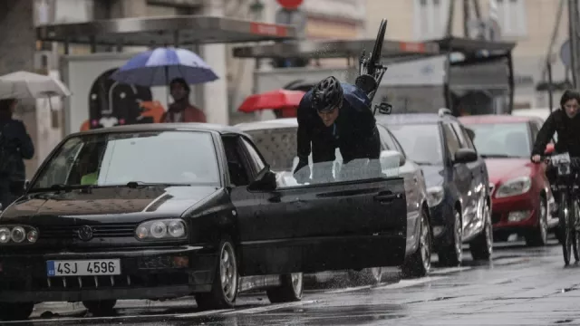 Nepříčetní cyklisté kličkovali v Praze po ulicích. S řidičem, který na ně zatroubil, se chtěli prát