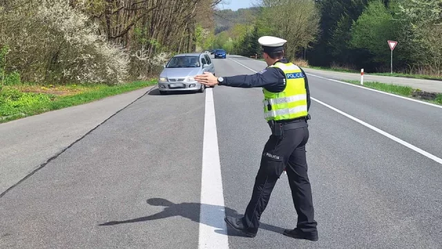 Policejní kontrola je pro řidiče často stresující. Stačilo by přitom vědět, jak se zachovat správně