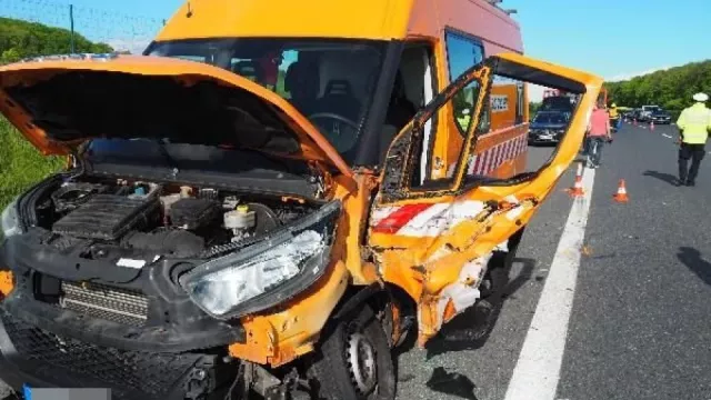 Nepozorný řidič náklaďáku sešrotoval auto údržby silnic. Škoda je skoro dva miliony