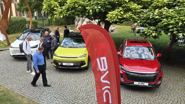 Ředitel z Fordu, technika Mercedesu a Jeepu, ceny pod škodovkami. Další čínská značka loví v Česku
