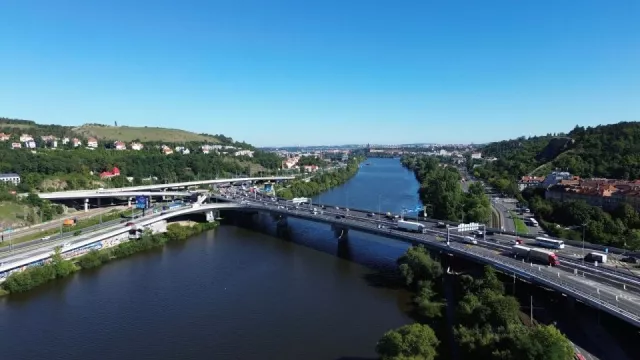 Uzavřený sjezd a hrozící kolaps dopravy. Za pár dní se znovu začne opravovat Barrandovský most