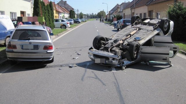 Bizár ze Zlínska. Koupil si v bazaru auto a po pár metrech ho přetočil na střechu