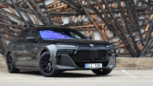 BMW i7 je auto z jiné galaxie. Nejezdí, ale vznáší se. Z pod kapoty zní oscarový skladatel