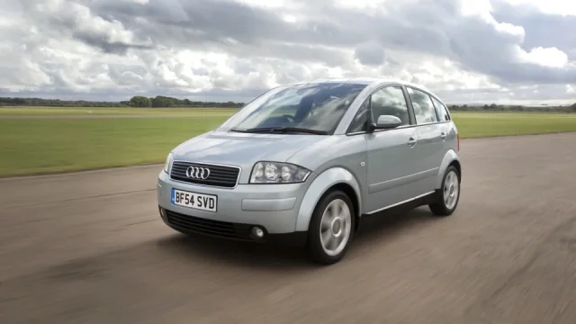 Retro: První elektromobil i nejúspornější MPV. Auta, která předběhla svou dobu