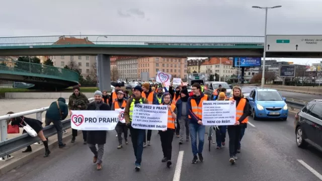 Šéf aktivistů, kteří v Praze chtějí 30, se přilepil k autu. Podle soudu jde o zločineckou organizaci