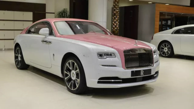 Růžový Rolls-Royce se povedl lépe, než bychom čekali