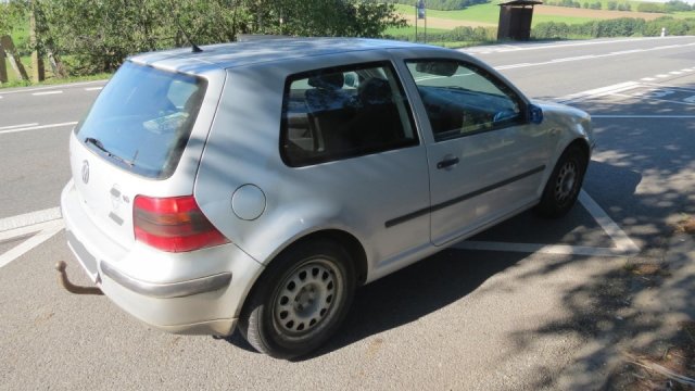 Důchodkyně neměla co dělat za volantem. U Plzně zranila člověka a od nehody ujela