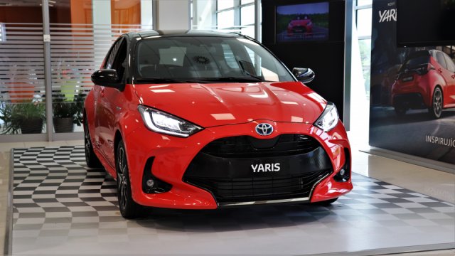 Premiéra nové Toyoty Yaris v Praze: Budu tříválcová, hybridní, česká, hezká, ale nikoli levná