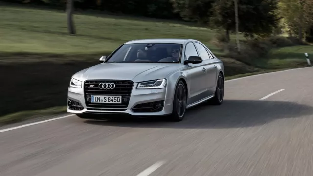 Luxusní křižník i nenápadný trhač asfaltu. Připomeňte si odcházející Audi A8