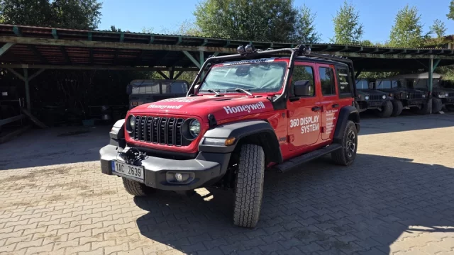 Řídil jsem auto, ze kterého nebylo vidět ven. A díky chytré helmě při tom nenaboural