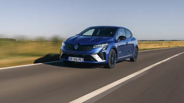 První svezení s novým Renaultem Clio: Má hezčí tvář i výbavu, ale jezdí pořád stejně. Tedy skvěle