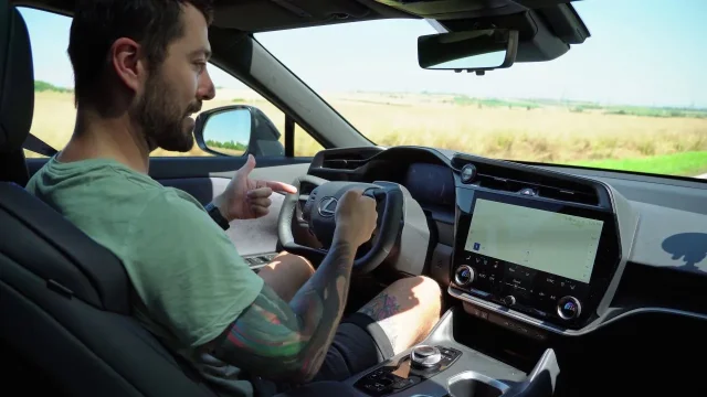 Lexus zahodil volant. Nové elektrické SUV se řídí jako letadlo, kola ovládají jedničky a nuly