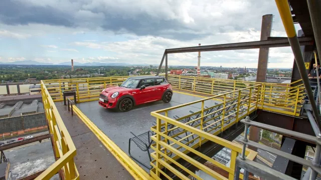 MINI John Cooper Works se vznáší nad Ostravou