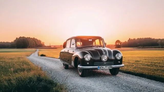 Vyvézt auto z Československa byl husarský kousek. Německá Tatra 87 má neuvěřitelný příběh