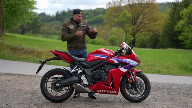 Vypadá ostře, ale jezdí krotce. Kaskadér Adam Peschel testoval motorku s chytrou spojkou