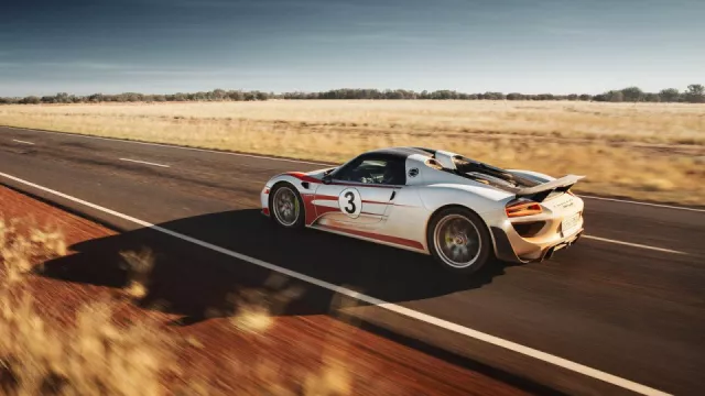 Porsche jelo 350 km/h na veřejné silnici