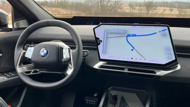 Obrovské rozdíly v hlasovém ovládání. BMW rozumí skoro všemu, Suzuki jen dvěma příkazům