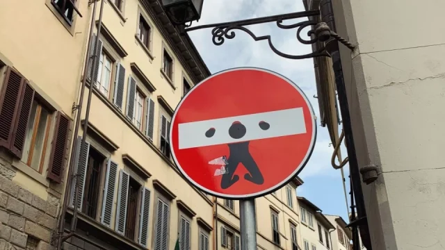 Žádné prostřelování, lepení nálepek nebo sprejování. Za poškození dopravní značky hrozí vězení