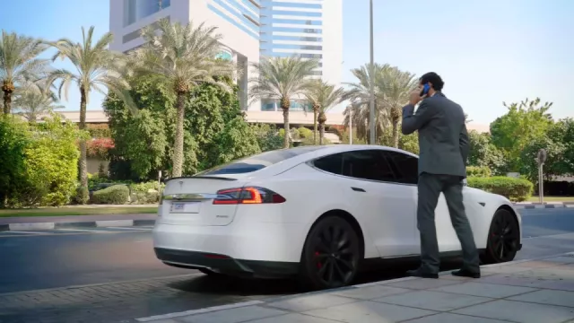 V Dubaji začínají jezdit taxíky Tesla. Budou jich stovky