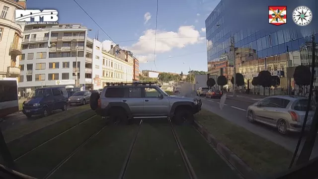 Ruply mu v koloně nervy a otočil se v Brně s offroadem přes tramvajový pás. Zaplatí desítky tisíc