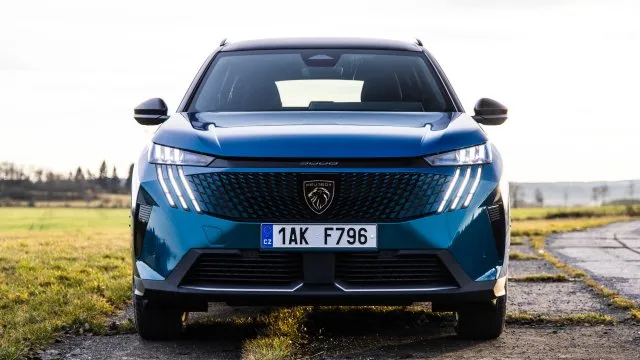 Peugeot v Česku spustil velkou slevovou akci. Snížil ceny všech vozů včetně SUV, rodinného modelu i dodávek