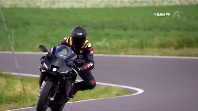 Recenze motocyklu Yamaha R9