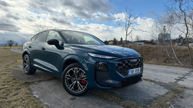 Nové Audi Q3 Sportback působí jako luxusnější Škoda Kodiaq RS. Tohle stylové SUV má asi jedinou vadu