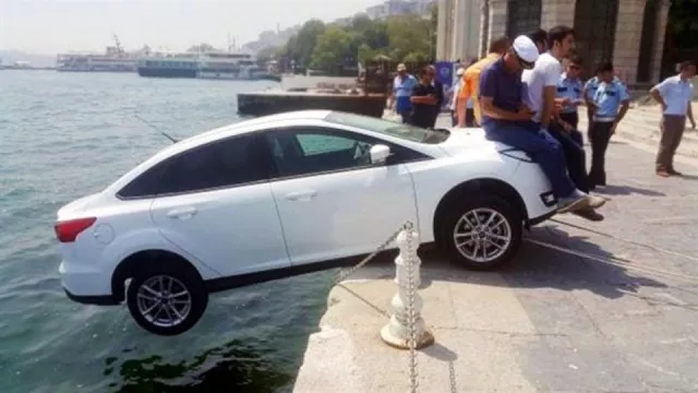 VIDEO: Ford málem spadl do moře, kolemjdoucí si sedli na kapotu