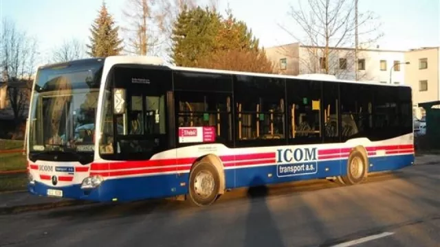 Řidič golfu nedal přednost autobusu, ten na něj zatroubil, tak na revanš tasil pistoli. Pak se divil