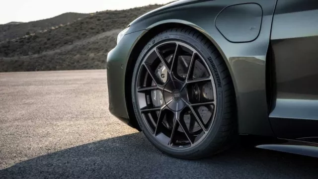 Bridgestone ukázal pneumatiku Protenza Sport. Z poloviny je tvořena recyklovaným materiálem