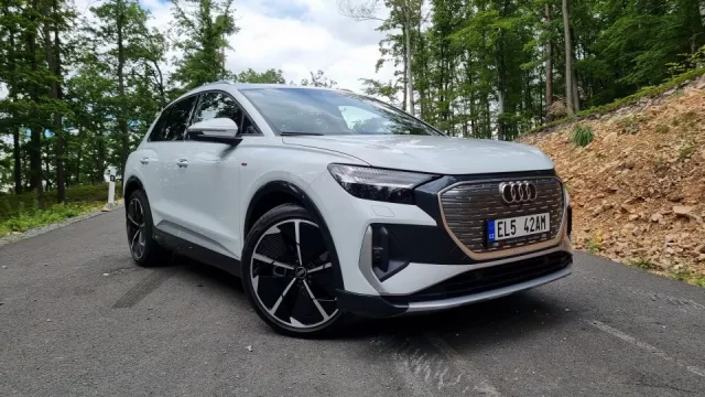 První svezení: Audi Q4 e-tron není jen Enyaq v nóbl balení. Má hranatý volant a dost dobrých funkcí