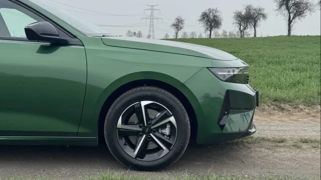 Týden v autech: Záhadná značka na dálnicích, nová Astra i podvod se zpětnými zrcátky