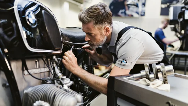 BMW vyzvedne motorku až doma. Zimní svozy nabízí zdarma a přidává i výhody pro starší stroje