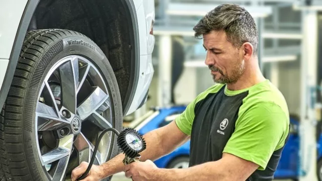 Obyčejné zimní pneumatiky už stačit nebudou. Řidiči povinně přezují na lepší, jinak přijde pokuta