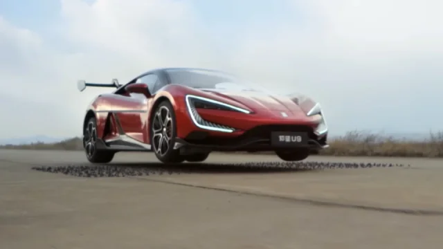 Komentář: Běží v zákulisí čínských automobilek vojenský vývoj? Jejich technologie mají velký potenciál