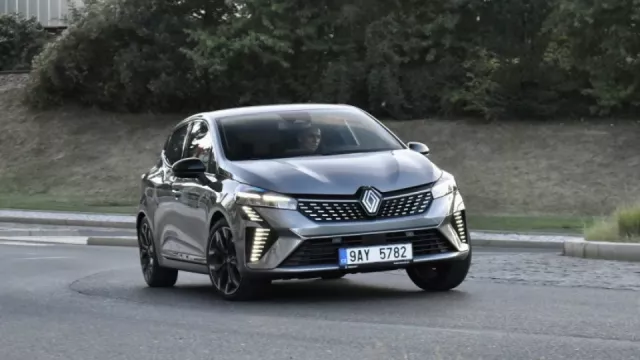 Renault Clio E-Tech je skoro dokonalé malé auto. Jezdí úsporně, ale s automatem špatně řadí