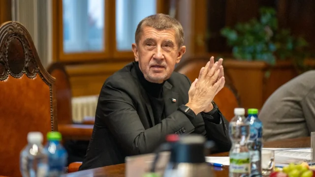 Komentář: Babiš kritizuje ceny nafty na benzinkách. Sám prodává dráž, než káže a ještě si vymýšlí